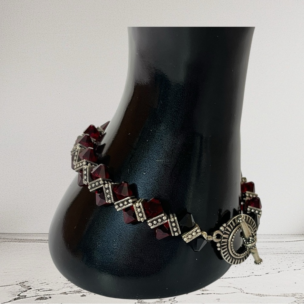 Red And Black Multi-Faceted Beaded With Pewter Toggle‎ Women's Bracelet  7"